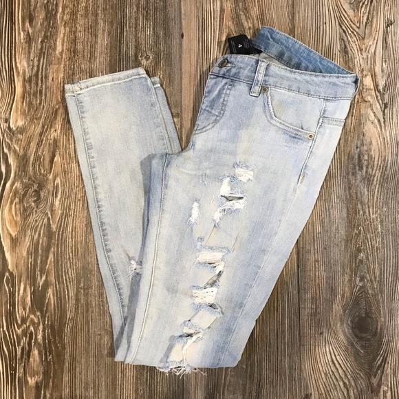 SOLD ❌❌Light distressed skinny jeans - Picture 3 of 7